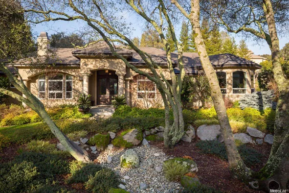 A landscaped Sacramento property maintained by Emerald Green